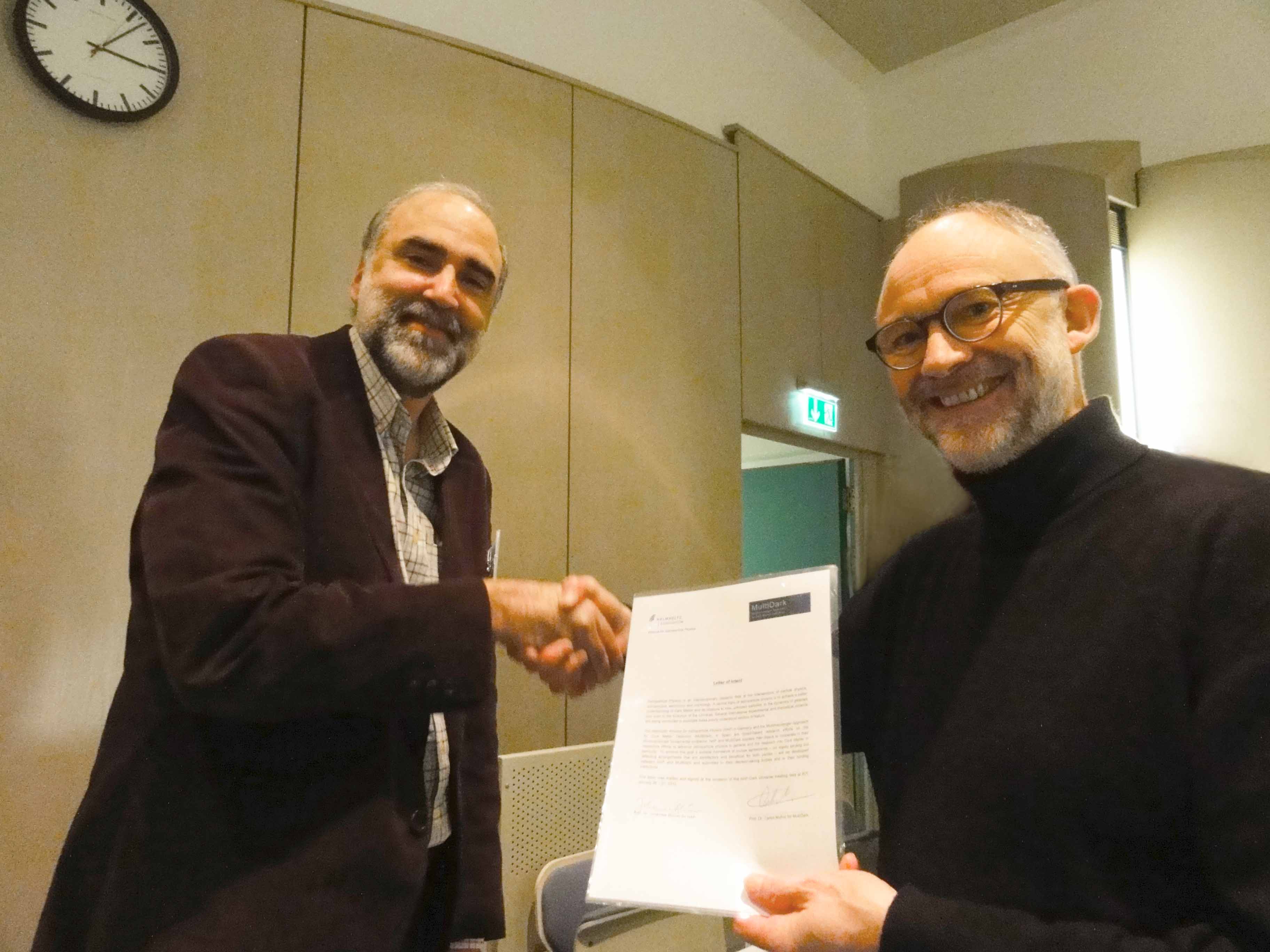  Prof. Dr. Muñoz and Prof. Dr. Blümer shaking hands after signing the Letter of Intent